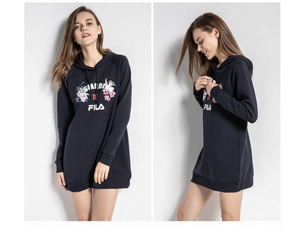 斐乐2018秋冬新款 运动休闲 连帽 抽绳 精美绣花 卫衣裙